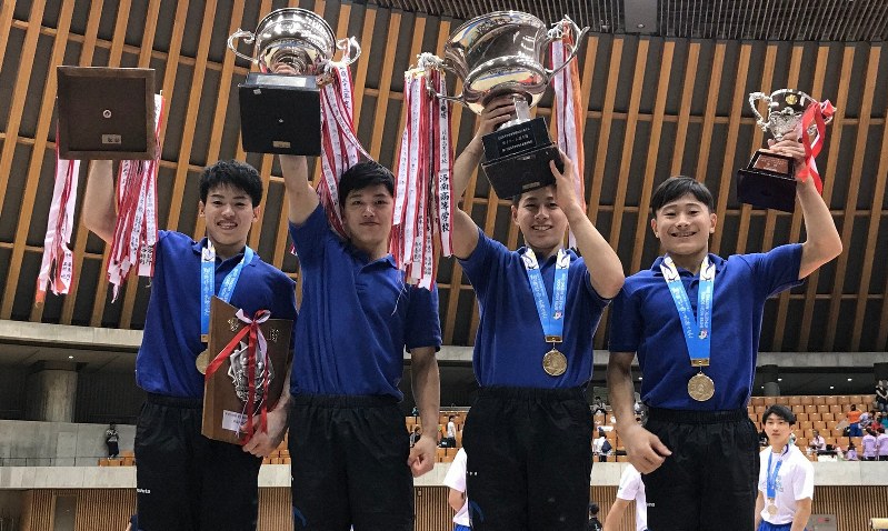 昨年の全国高校総体で清風の男子団体総合優勝に貢献した三輪哲平(左から2人目)と石沢大翔(同3人目)。右端は北園丈琉=家族提供