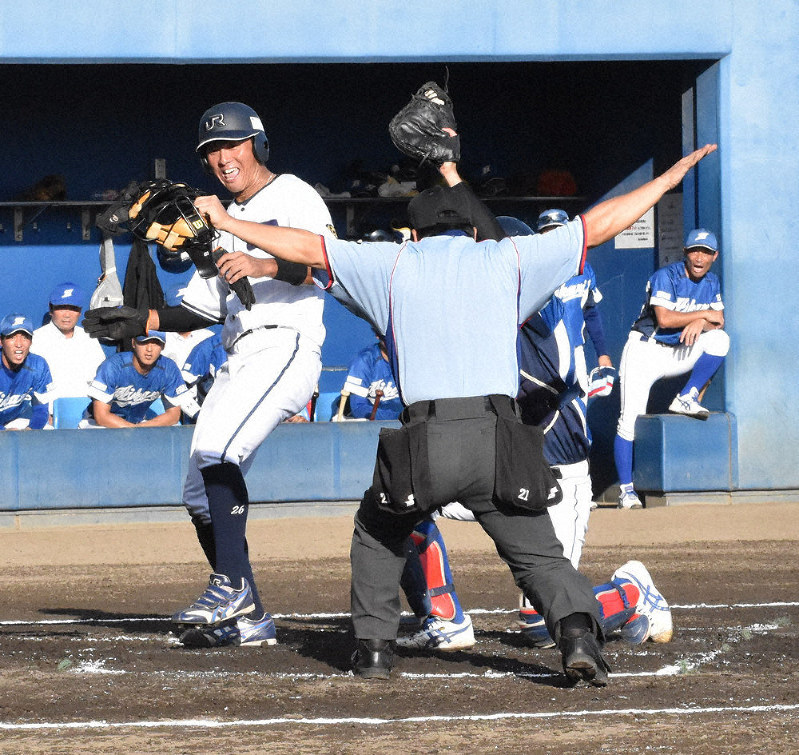 【光シーガルズ-JR西日本】一回表JR西日本1死二、三塁、田村の中犠飛と相手の悪送球の間に2点目のホームを踏む佐藤=東広島市の東広島運動公園野球場で、手呂内朱梨撮影
