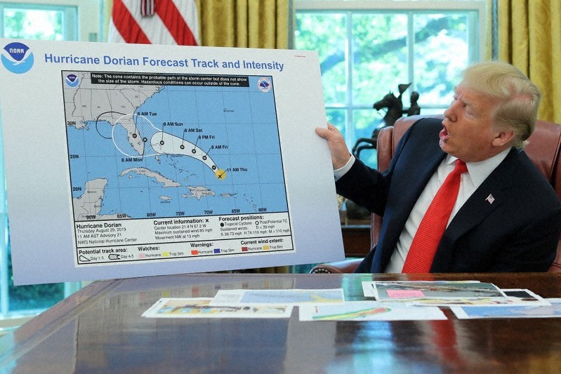 ハリケーンの進路予想図を掲げるトランプ米大統領=ワシントンのホワイトハウスで4日、ロイター