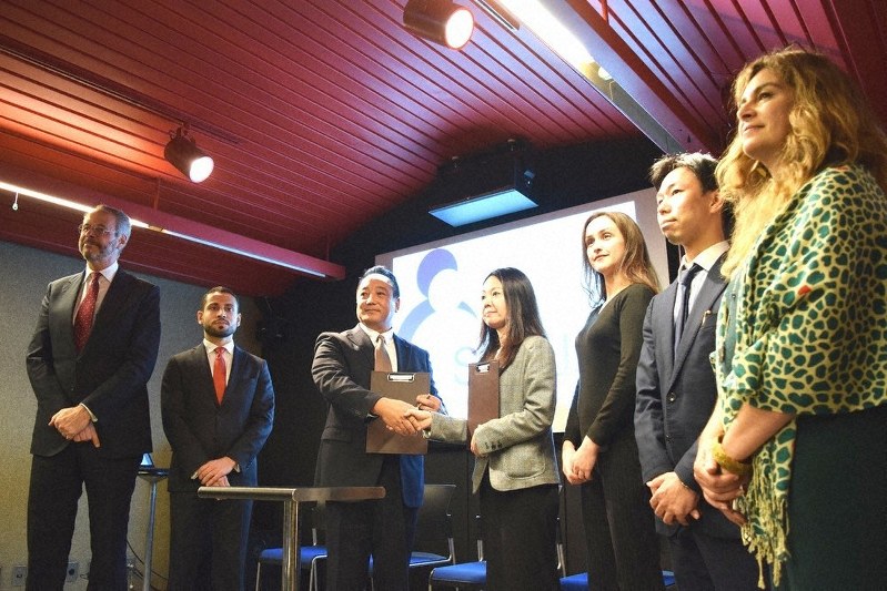在日ブラジル大使館で、調査開始について説明する当時のアンドレ・コヘーア・ド・ラーゴ大使(左端)とSABJAの茂木真二代表理事(左から3人目)ら=東京都港区で2018年10月31日、奥山はるな撮影