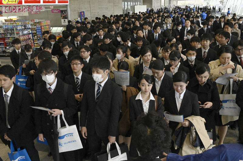 リクナビの合同企業説明会の開始を待つ学生たち=千葉市美浜区の幕張メッセで2019年3月1日、藤井達也撮影