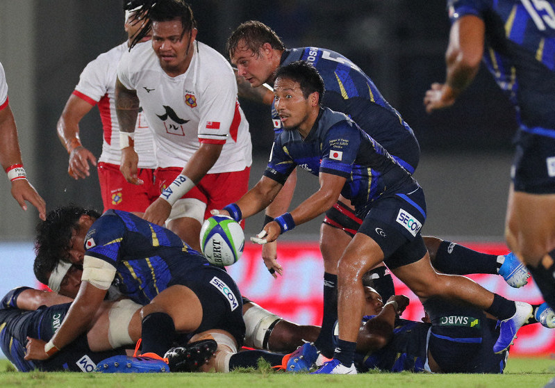 密集からパスを出し、フェーズを重ねる日本代表の選手たち=長谷川直亮撮影