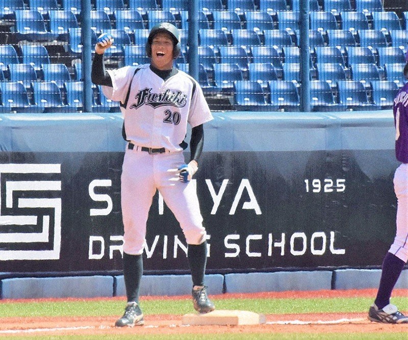 【フェデックス-伏木海陸運送】五回裏伏木海陸運送2死三塁、越中が適時三塁打を放ち三塁上でガッツポーズ=新潟市中央区のハードオフエコスタジアムで、露木陽介撮影