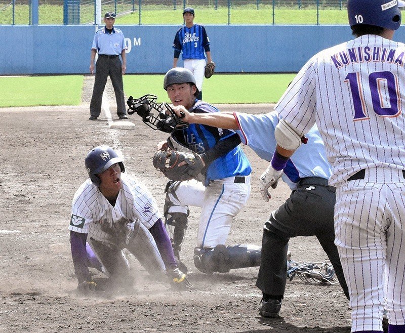 【伯和ビクトリーズ-ツネイシブルーパレーツ】四回表伯和ビクトリーズ2死二、三塁、中西の適時打で山上に続き泉が生還=東広島市の東広島運動公園野球場で、手呂内朱梨撮影