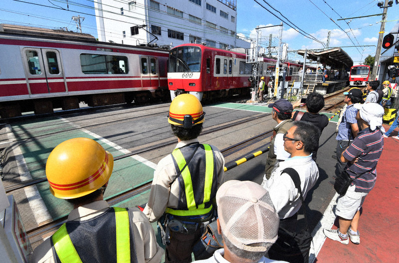運転を再開し、事故現場の踏切を通過する京急線の車両=横浜市神奈川区で2019年9月7日、宮間俊樹撮影