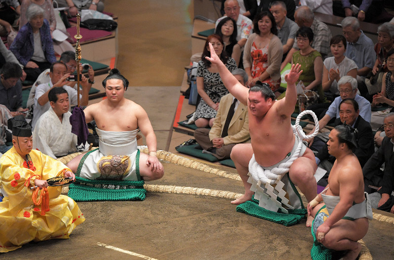 きょうの炎鵬 白星発進 横綱土俵入りの太刀持ちに 緊張しました と笑顔 毎日新聞