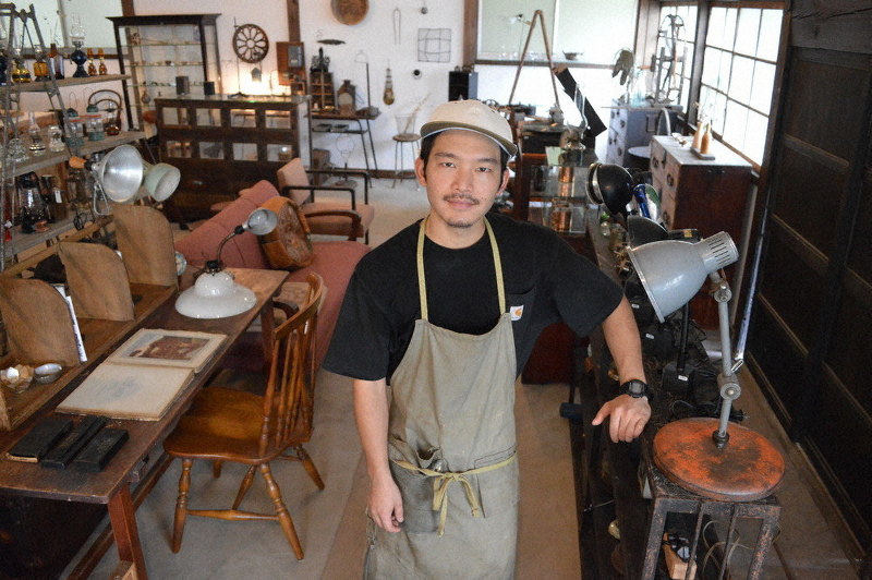 「ループタウン」を営む古渡勇気さん。店は機織り工場だった建物を改装した=茨城県常総市沖新田町で