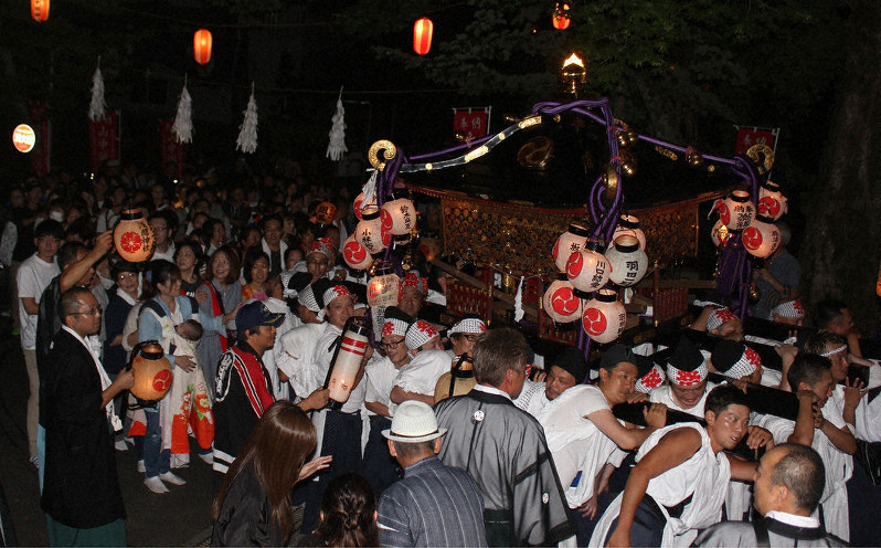安産祭り 境内熱く 神輿の後 女性練り歩く 山中湖 山梨 毎日新聞 安産祭り 境内熱く 神輿の後 女性練り歩く 山中湖 山梨 毎日新聞