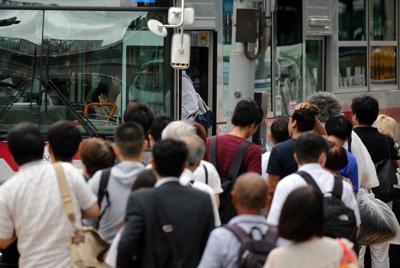 長蛇の列を作りバスを待つ人たち＝東京都渋谷区で２０１９年９月９日午前７時３２分、喜屋武真之介撮影