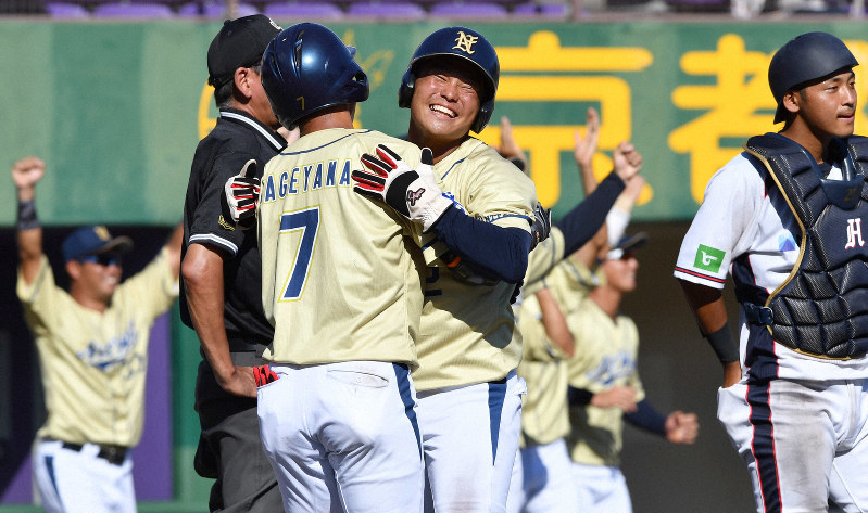 【日本製鉄広畑-NTT西日本】サヨナラ勝ちで近畿代表を決め、喜ぶNTT西日本の選手たち=わかさスタジアム京都で2019年9月8日、川平愛撮影