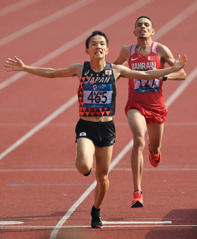 アジア大会で1位でフィニッシュする井上大仁(手前)=インドネシア・ジャカルタで2018年8月25日、徳野仁子撮影