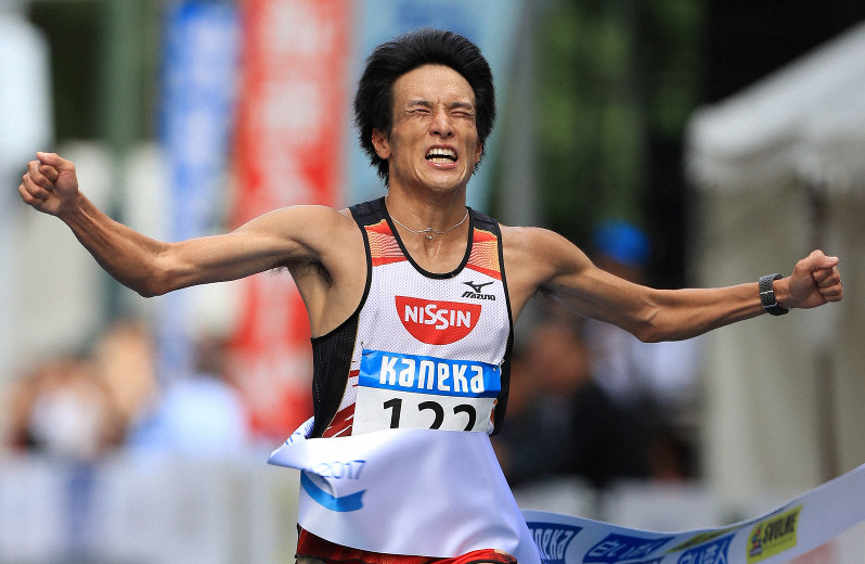 東京五輪マラソン代表選考会への出場権を得る条件を満たすタイムでレースを制した村沢明伸=札幌市中央区で2017年8月27日、梅村直承撮影