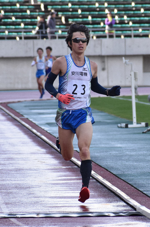 フィニッシュする男子の中本健太郎選手=山口市の維新百年記念公園陸上競技場で2019月2年10日、平塚裕介撮影