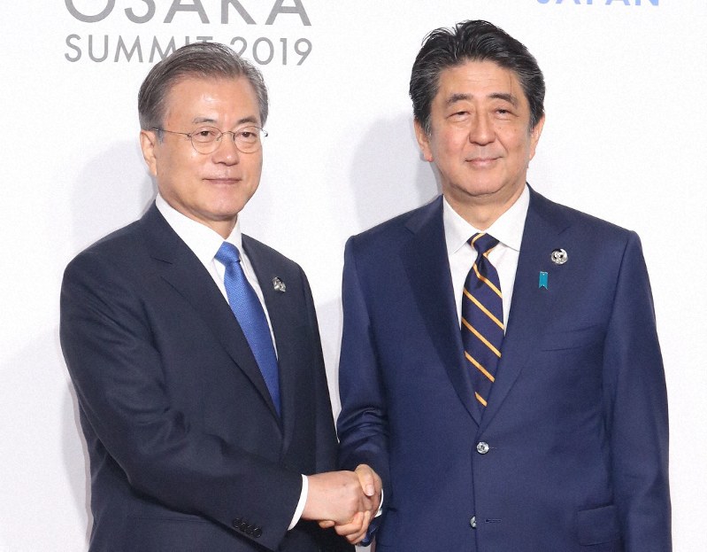 韓国の文在寅大統領(左)を出迎える安倍首相=大阪市住之江区で2019年6月28日午前11時半(代表撮影)