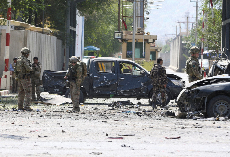タリバンによるとみられる自爆テロの発生現場を調べる外国部隊=アフガニスタンの首都カブールで5日、ロイター