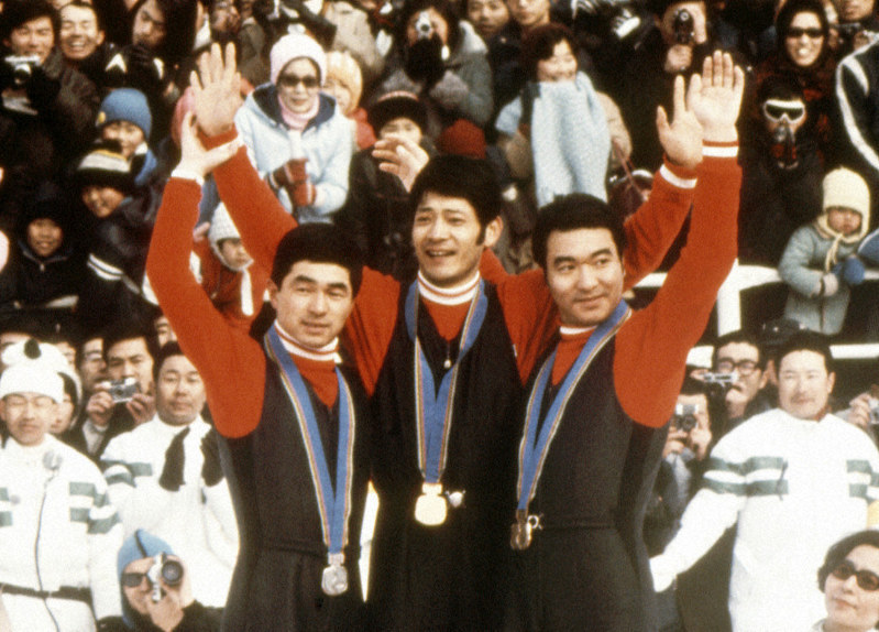 札幌冬季五輪スキージャンプ70メートル級表彰式。左から銀の金野昭次、金の笠谷幸生、銅の青地清二の3選手=札幌市で1972年2月6日