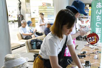 自宅の停電が続く中、区役所で携帯電話を充電する人たち＝千葉市若葉区の若葉区役所で2019年9月10日午後3時47分、丸山博撮影