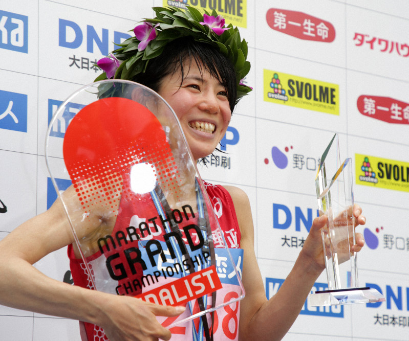 北海道マラソンで、笑顔でトロフィーを持つ1位の鈴木亜由子=札幌市中央区で2018年8月26日、貝塚太一撮影