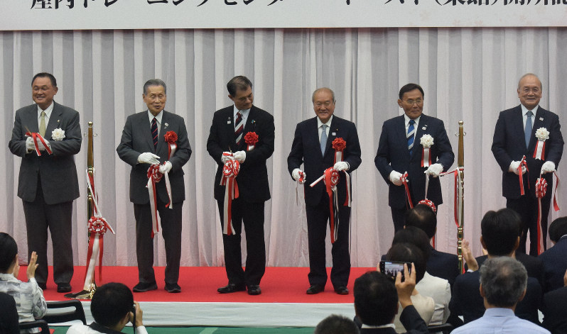 NTC拡充棟の開所をテープカットで祝う日本オリンピック委員会の山下会長(左)ら関係者=東京都北区で2019年9月10日午前11時40分、浅妻博之撮影