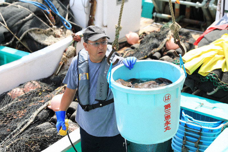 復興計画策定後、最初の漁を終え水揚げする沖合底引き網漁船の船頭、高橋英智さん=福島県相馬市で、玉城達郎撮影