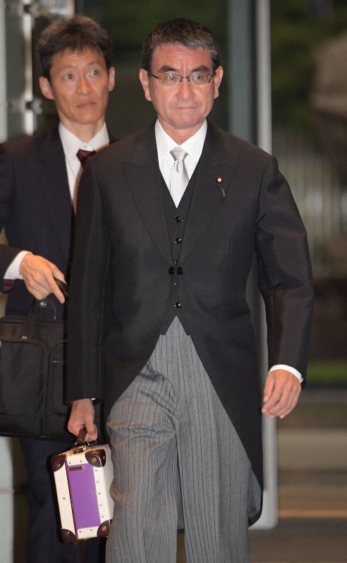 皇居での認証式を終えて首相官邸に入る河野太郎防衛相=2019年9月11日午後5時55分、川田雅浩撮影