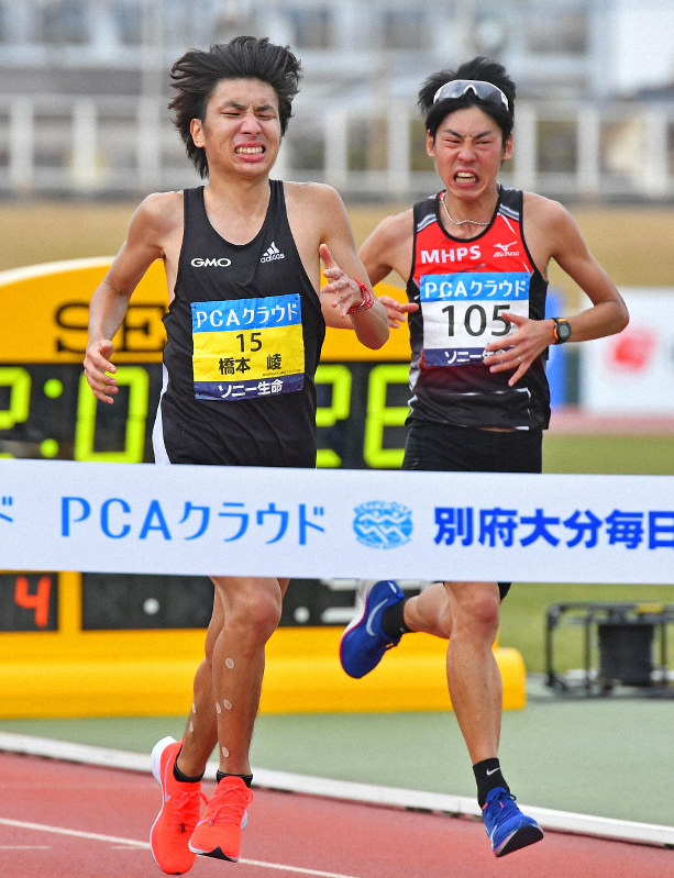 フィニッシュ直前まで競り合う5位の橋本崚(左)と6位の岩田勇治=大分市営陸上競技場で2019年2月3日午後2時9分、野田武撮影