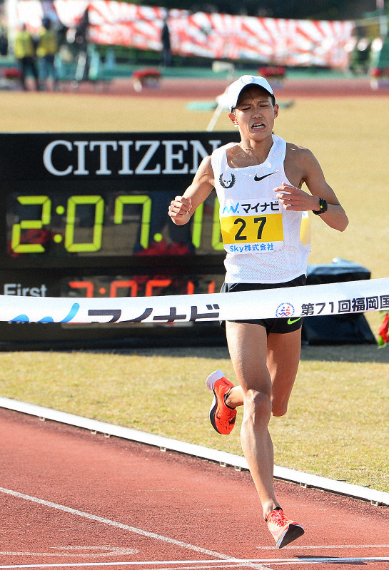 福岡国際マラソンで3位でフィニッシュする大迫傑=福岡市の平和台陸上競技場で2017年12月3日、田鍋公也撮影