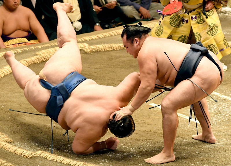 鶴竜、巨漢を鮮やか肩透かし 63キロ差、苦にせず熟練の技 | 毎日新聞