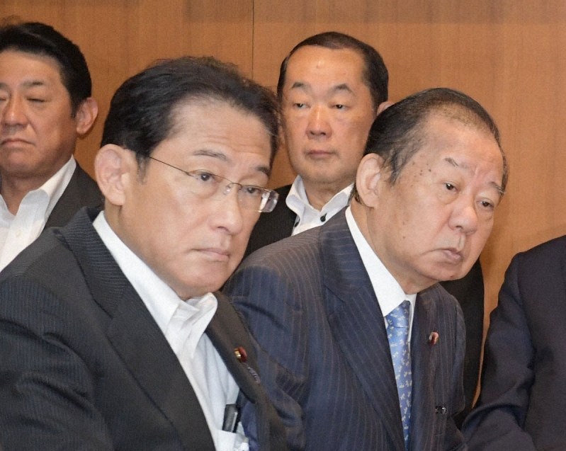 自民党役員会に臨む二階俊博幹事長(前列右)と岸田文雄政調会長(同左)=東京都千代田区の自民党本部で2019年(令和元年)9月3日、川田雅浩撮影