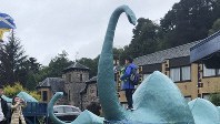 ネス湖のほとりにあるネッシーのオブジェ。過去の目撃情報からヘビのような長い首と背中のコブが特徴だ＝英国スコットランドで8月29日、三沢耕平撮影