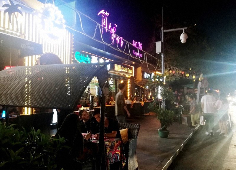 北京中心部の三里屯地区。深夜まで営業する飲食店が多い「深夜食堂」の集積地の一つだ=北京市内で2019年9月7日夜