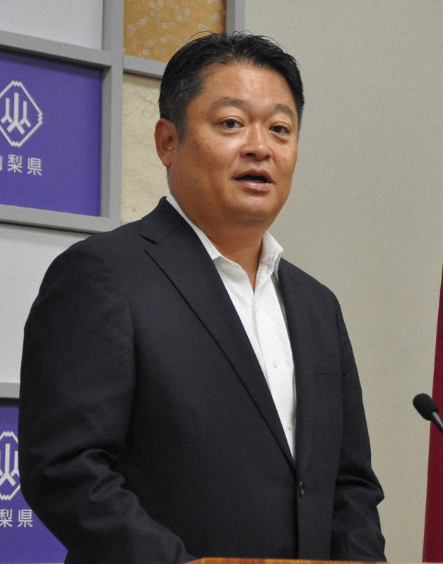 会見で日本軽金属を批判する長崎知事=甲府市の県庁で