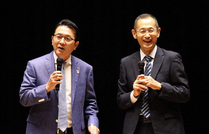 対談した瀬古利彦さん(左)と山中伸弥さん=東京都新宿区戸塚町の早稲田大学で2019年9月11日、松田嘉徳撮影