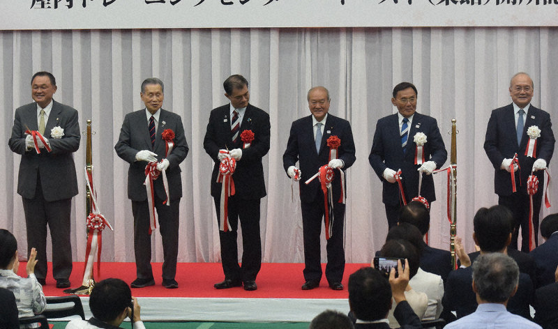 NTC拡充棟の開所をテープカットで祝う日本オリンピック委員会の山下泰裕会長(左)ら関係者=東京都北区で2019年9月10日午前11時40分、浅妻博之撮影