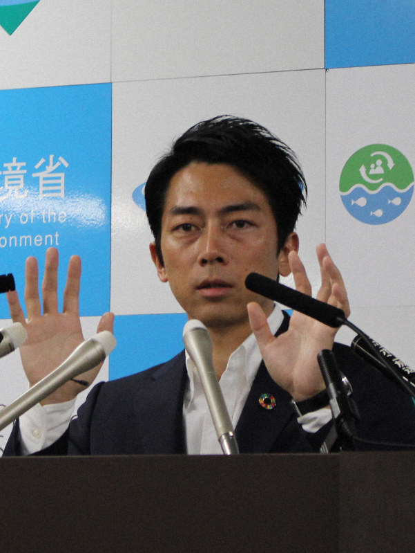 就任記者会見で記者の質問に答える小泉進次郎環境相=東京都千代田区の環境省で2019年9月11日午後10時43分、大場あい撮影