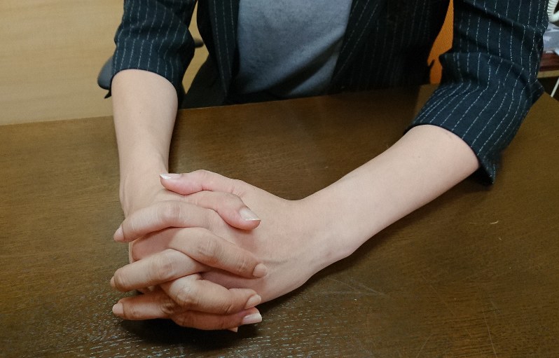ある朝突然、デマ被害の嵐に見舞われた女性。今も会社のホームぺージから、電話番号を削除したままだ=東京都千代田区で2019年8月30日