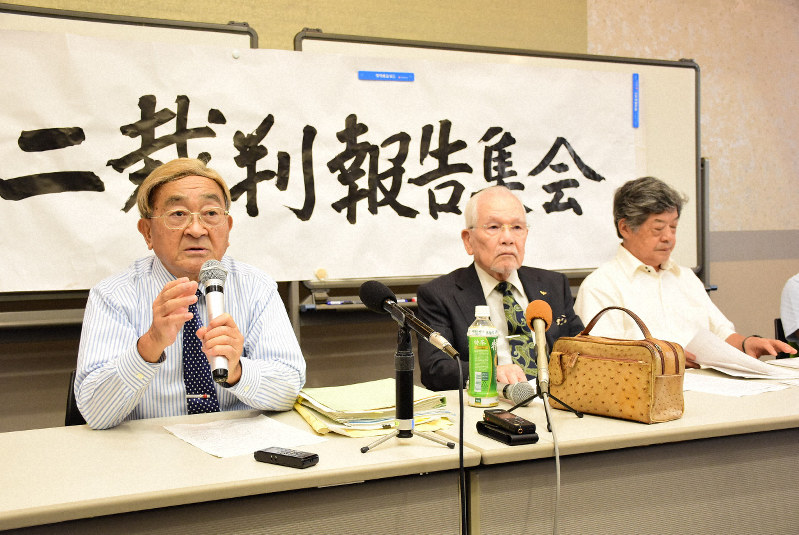 記者会見する原告の増本和馬さん(中央)ら=高松市丸の内の「香川県弁護士会館」で2019年9月12日午後1時46分、潟見雄大撮影