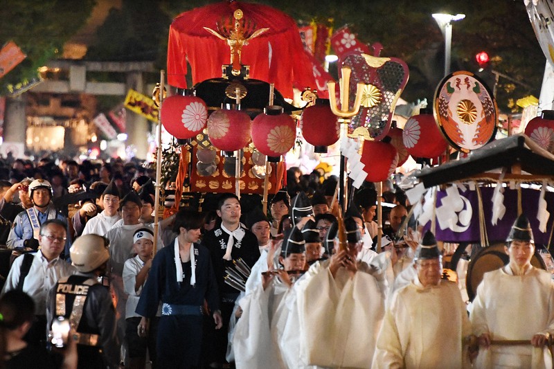 みこし行列「御神幸」でにぎわう筥崎宮の参道=福岡市東区で2019年9月12日午後9時51分、上入来尚撮影