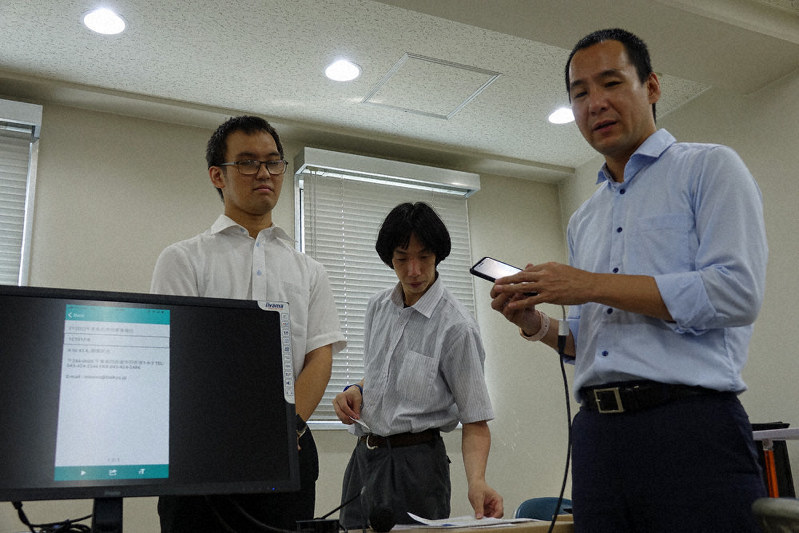 アイフォーンを操作しながらアプリの利用方法を実演する御園さん(右)=千葉県四街道市で2019年9月11日、二瓶朋子撮影