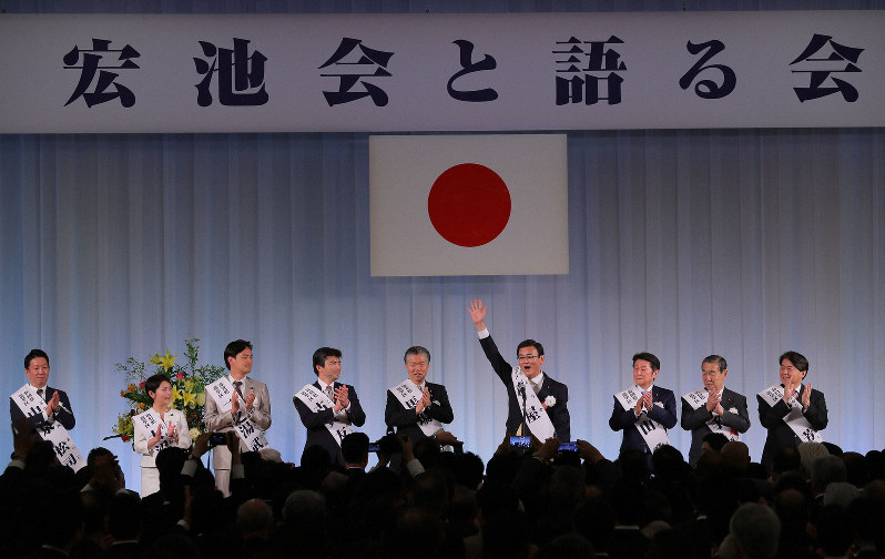 自民党岸田派のパーティー「宏池会と語る会」であいさつする参議院選挙の立候補予定者たち=東京都港区で2019年(令和元年)5月15日、宮武祐希撮影