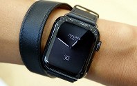 アップルが発表したアップルウオッチ・シリーズ5。写真は高級ブランド・エルメスとのコラボモデル