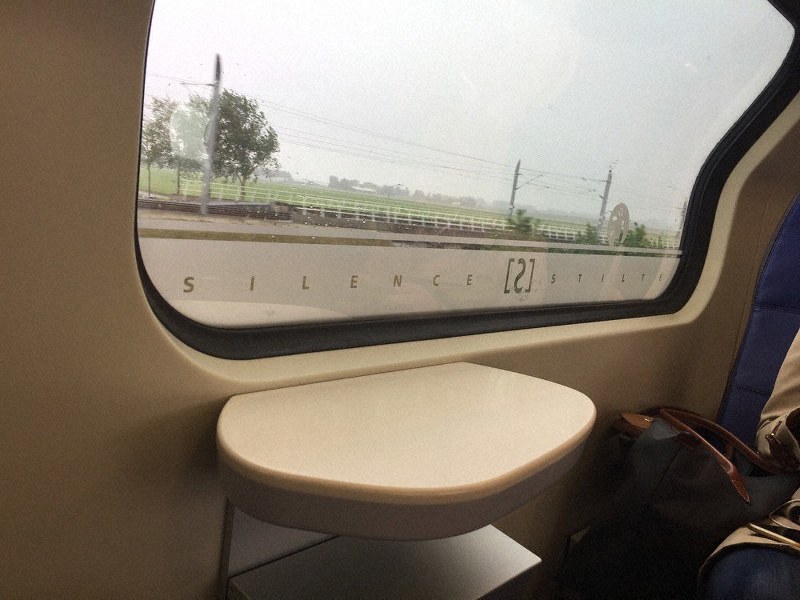 「SILENCE(静粛)」との文字が記された電車の窓=ハーグからアムステルダムに戻る列車の中で2019年9月7日、眞鍋知子さん提供