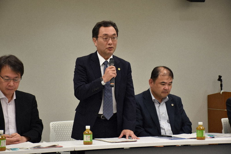 大会の概要などについて話す日弁連の小早川副会長(中央)=徳島市新蔵町1の徳島弁護士会館で、岩本桜撮影