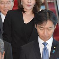 安倍晋三首相らとの記念撮影に向かう内閣政務官に就任した今井絵理子参院議員＝首相官邸で2019年9月13日午後2時37分、川田雅浩撮影