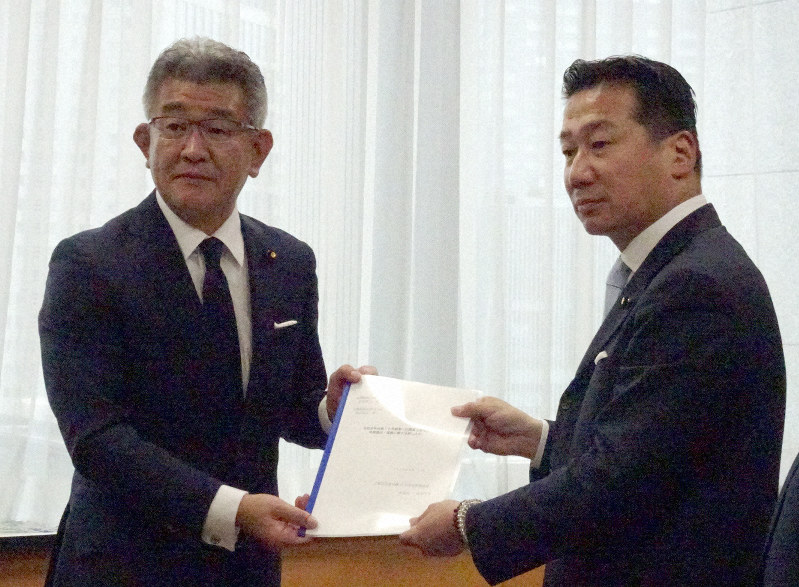 武田良太防災担当相(左)に申し入れ書を手渡す立憲民主党の福山哲郎幹事長=東京都千代田区の内閣府で2019年9月13日午後1時25分、野間口陽撮影
