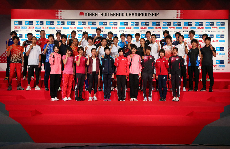 マラソングランドチャンピオンシップを前に、記者会見で記念撮影する選手たち=東京都新宿区で2019年9月13日、小川昌宏撮影