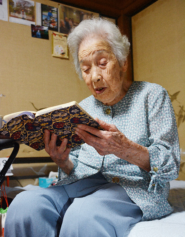 詩吟をうたう108歳の谷本喜美代さん。俳画にも長年親しみ、俳句や草花の絵を日めくりに書き留める=大阪府富田林市内で、松浦吉剛撮影