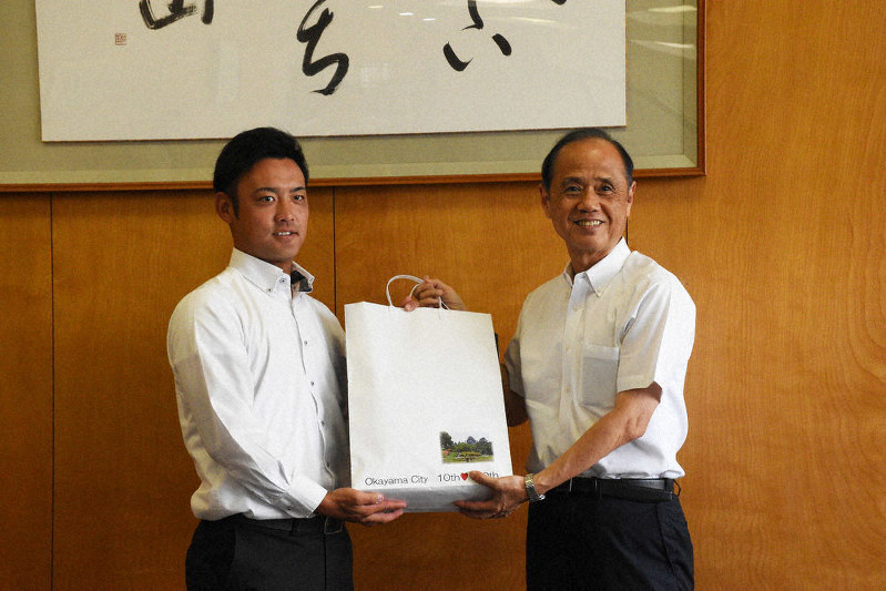 大森雅夫岡山市長(右)から記念品を受け取る妹尾蓮副主将=同市役所で、松室花実撮影