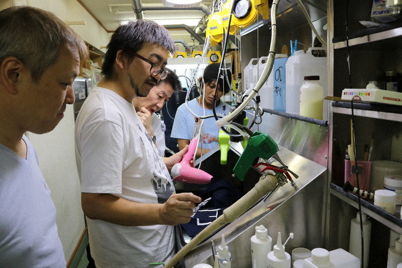衣 ｆａｓｈｉｏｎ 染み抜きの極意を学ぶ 業者も駆け込む 不入流 毎日新聞