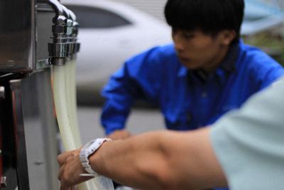 台風15号の影響で断水が続く富津市金谷では、住民同士が「がんばろうね」と声を掛け合い励まし合っていた＝千葉県富津市金谷で2019年9月13日午後2時47分、玉城達郎撮影